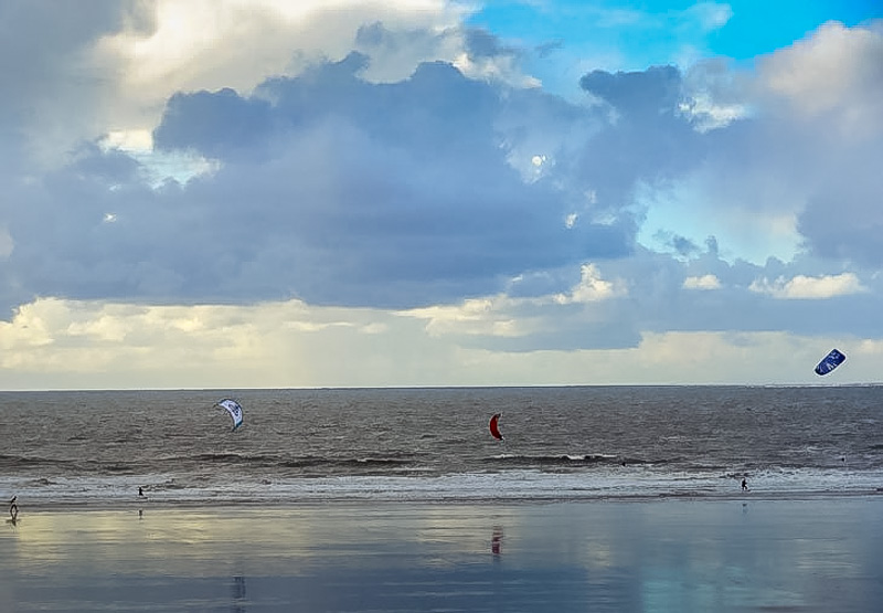 kite surfers on Newton Beach