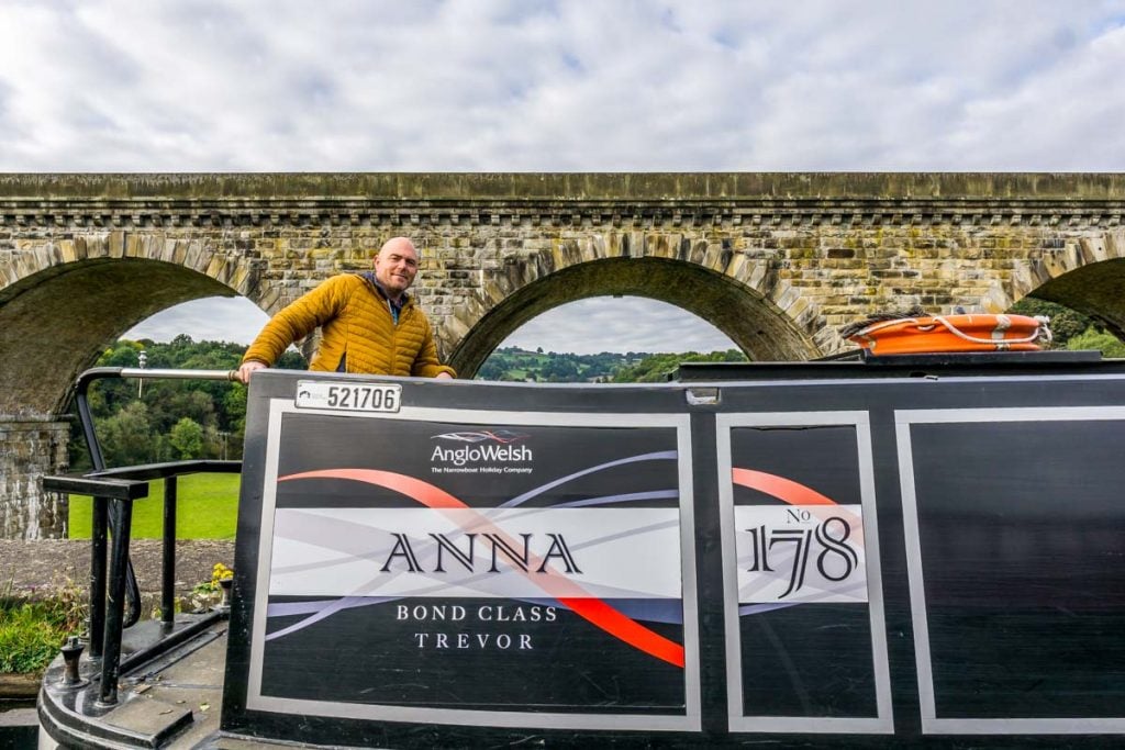 boat at chirk aqueduct