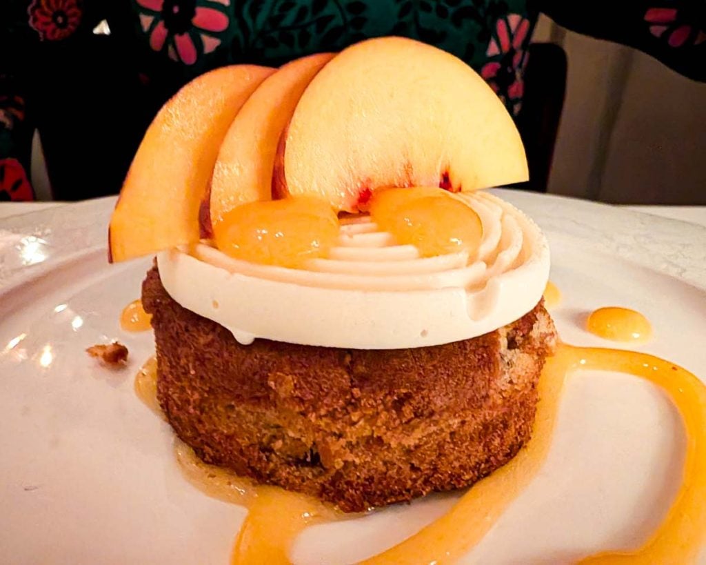 Peach cake with yoghurt