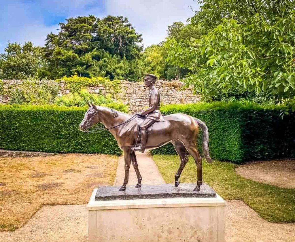 statue of a man on a horse