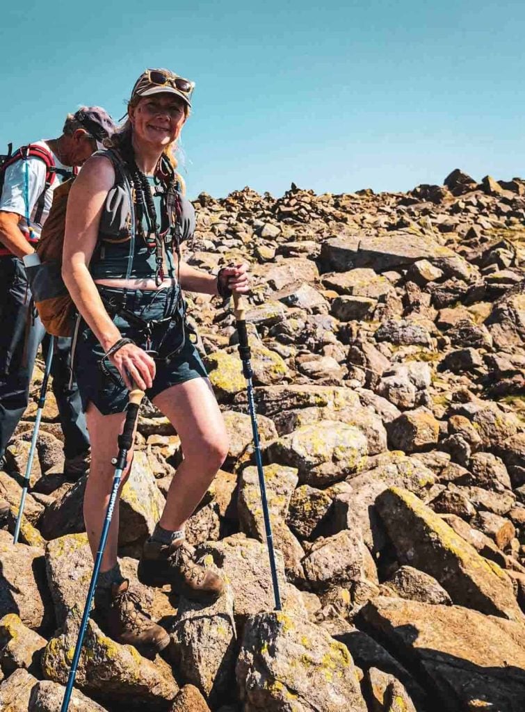 Randonnée à travers les rochers avec des bâtons de randonnée