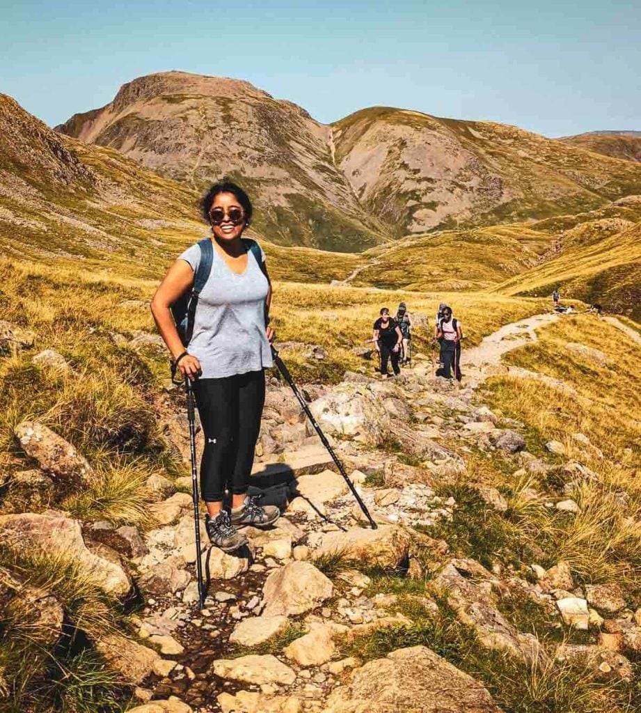 Sur une montagne avec des bâtons de randonnée