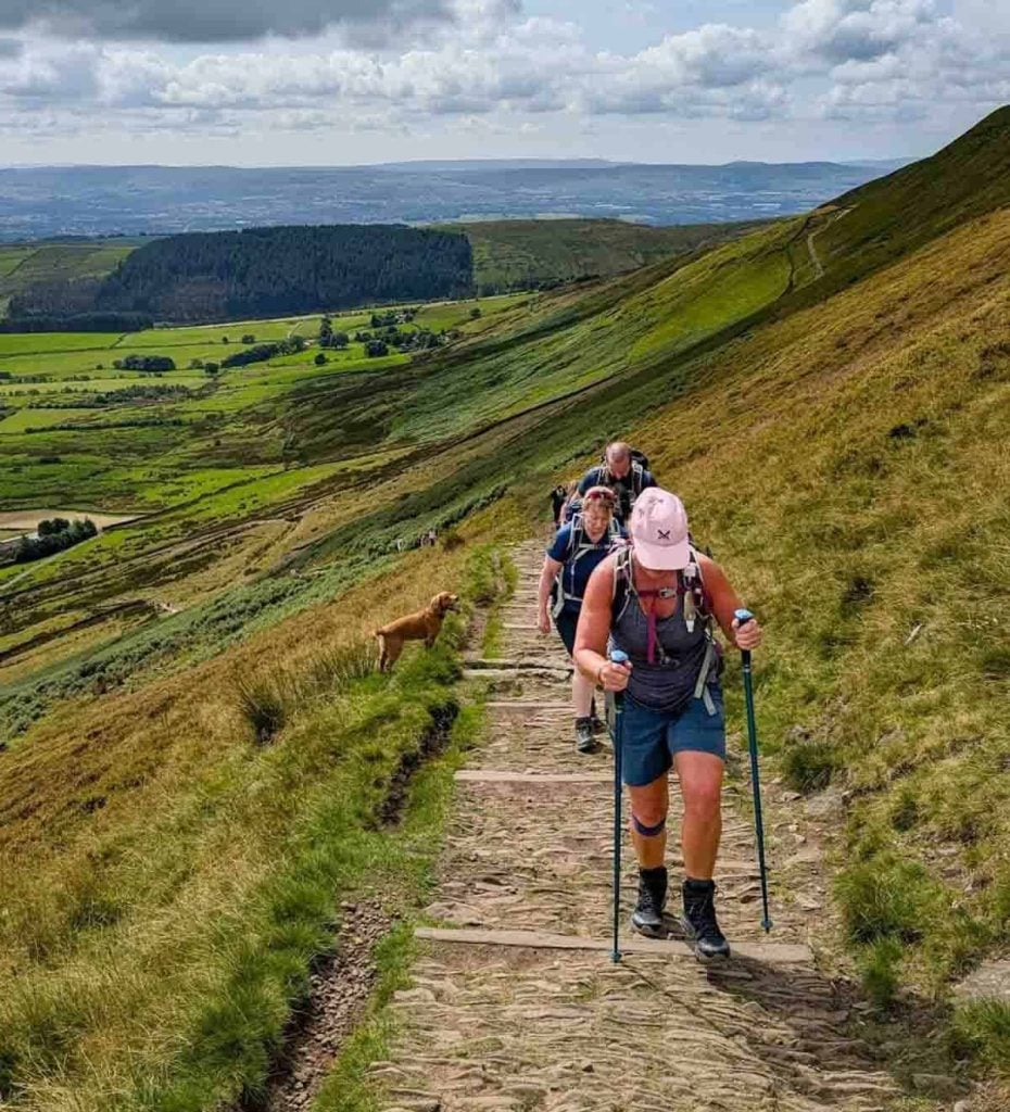 Le trekking est ardu avec des bâtons
