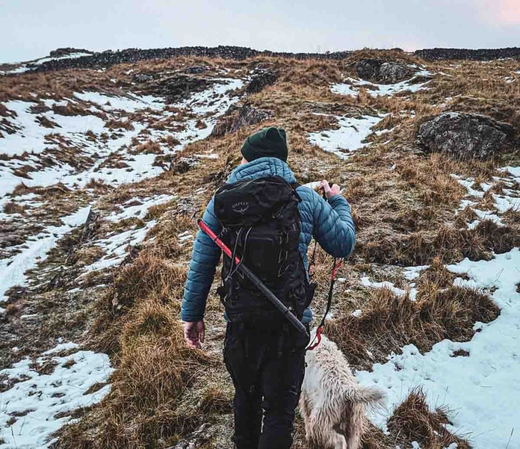 Walker avec sac à dos moyen pour de longues promenades dans la neige
