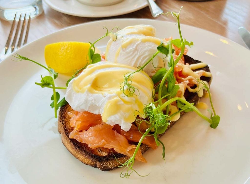 Breakfast of eggs benedict