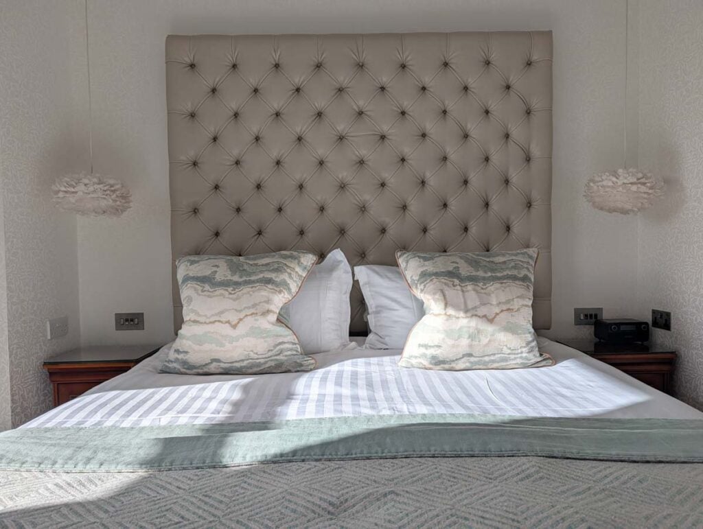 bed in the room at Lindeth fell