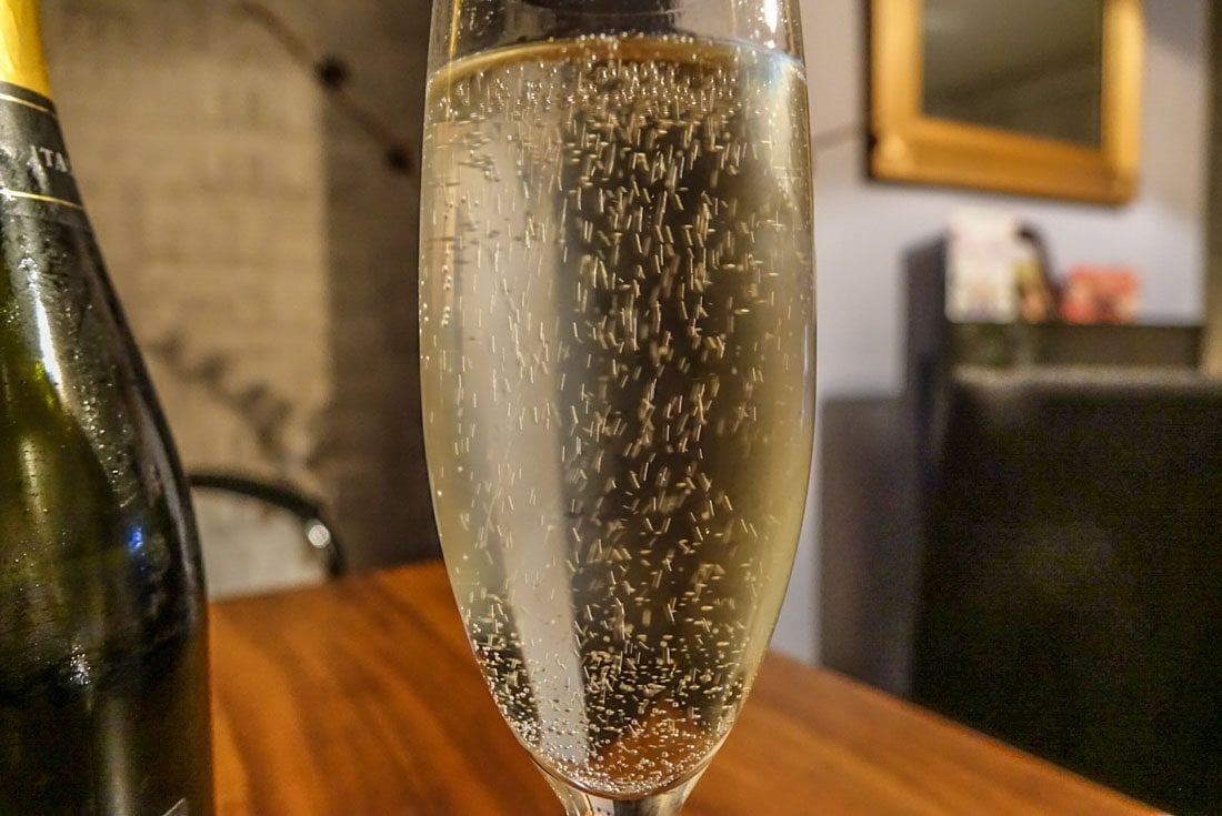 789 prosecco in the glass