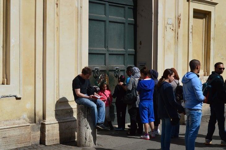 queue for the keyhole on aventine hill, rome