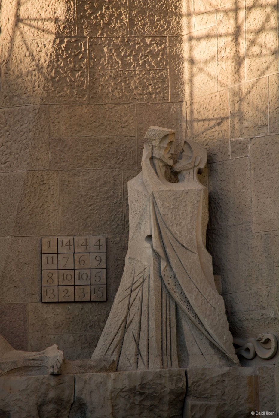 Sagrada Familia kissing stone statues