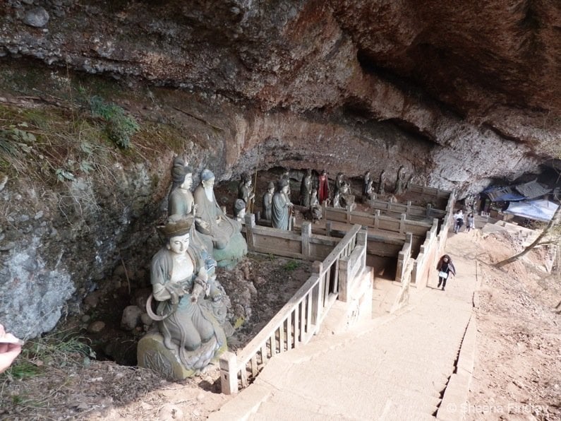 A hike up and across Qingcheng Mountain of China