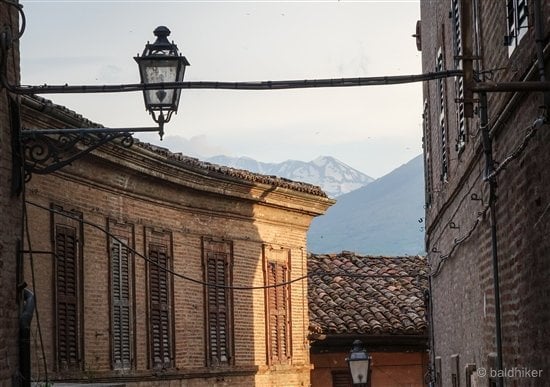 amandola street scene with mountains