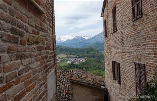 amandola scene with mountains