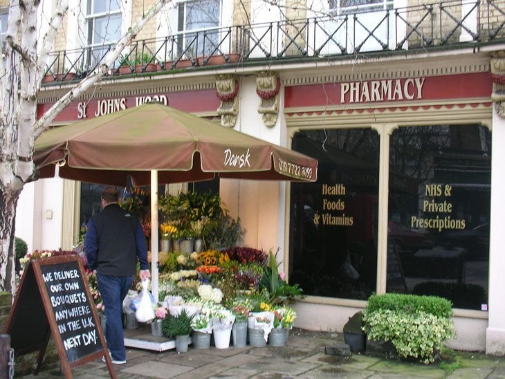 notquiteparis_08 pharmacy with flower stall in St John's wood